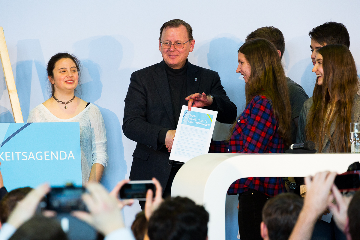 Ministerpräsident Bodo Ramelow nimmt die Jugend-Agenda entgegen 